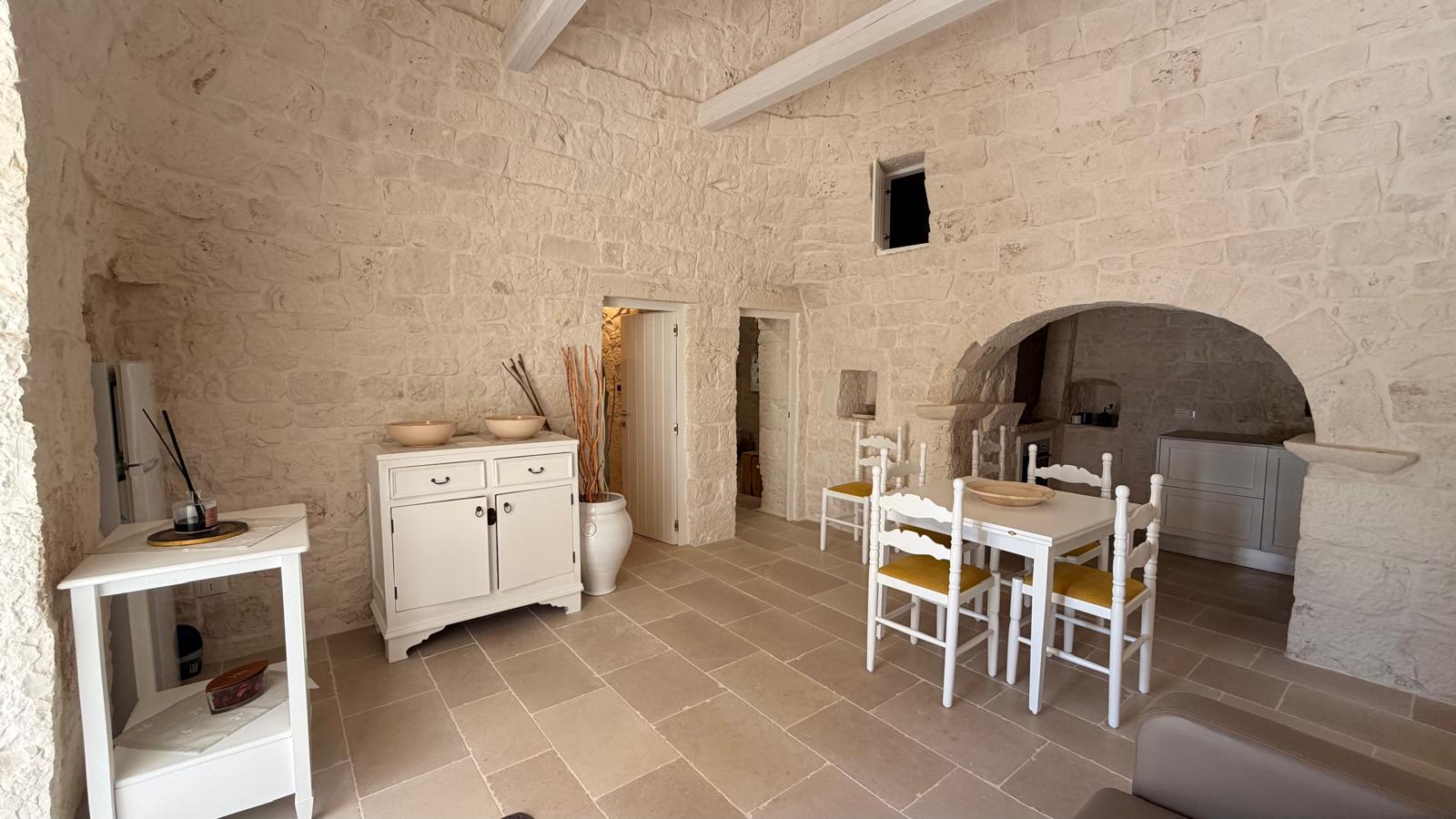 Trulli Comunicanti, Restaurati con Antico Camino, Ulivi Secolari.